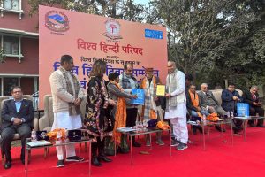 माननीय डॉ. मुरली मनोहर जोशी द्वारा श्री देसराज जी, भारतीय योग संस्थान को सम्मानित