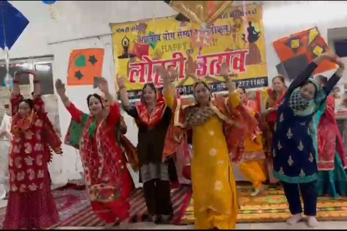 लुधियाना एक क्षैत्र के साधक साधिकाएं लोहड़ी मनाते हुए