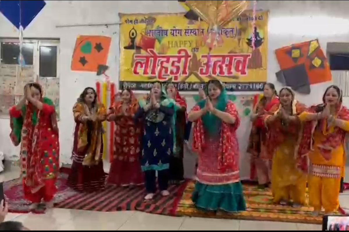 लुधियाना एक क्षैत्र के साधक साधिकाएं लोहड़ी मनाते हुए