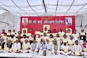 Indian Yoga Association से सीसीवाई परीक्षा में पास करने पर भारतीय योग संस्थान के लगभग 500 शिक्षक योगाश्रम में आयोजित योग प्रशिक्षण शिविर में प्रमाण पत्र प्राप्त करते हुए ।