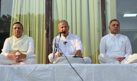 योगाश्रम दिल्ली में अखिल भारतीय प्रधान श्री देस राज जी ने एक फीड बैक बैठक ली